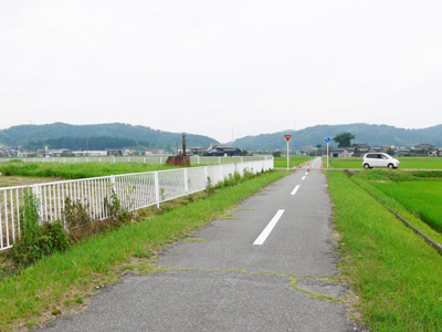 南石動駅跡を石動方面へ