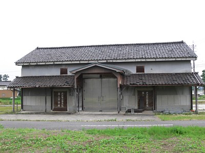 高瀬神社駅にある倉庫