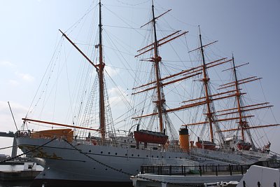 海王丸を後方から見る