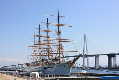 海王丸と新湊大橋