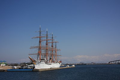 海王丸と立山連峰