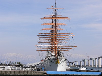 海王丸の船首を見る