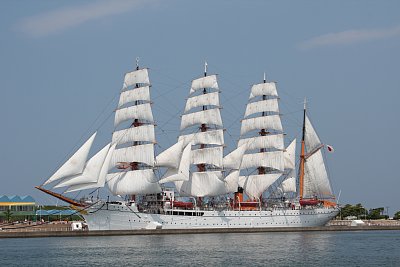 海王丸の総帆展帆