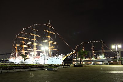 初代海王丸（左）、二代目海王丸（右）のイルミネーション