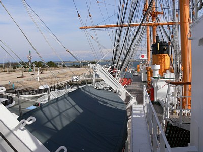 ブリッジ右舷から後方を見る