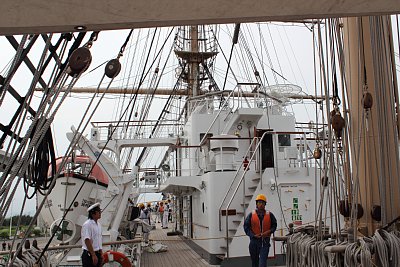 二代目海王丸甲板