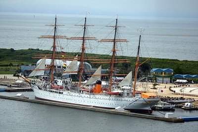 海王丸をあいの風プロムナードから