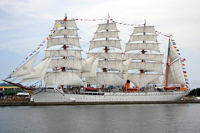 海王丸総帆展帆を左舷から