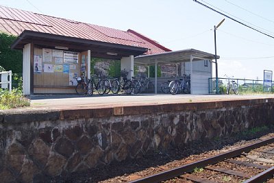 ホームへの入り口と待合所