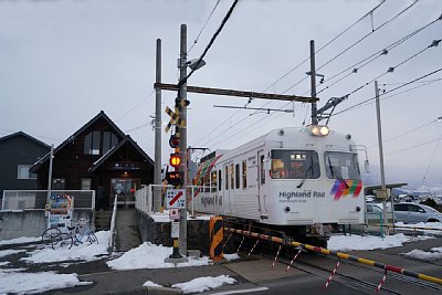 駅のそばに踏切