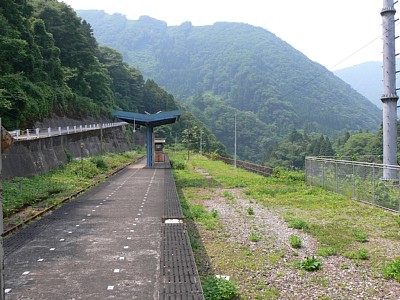 以前は島式ホームだった形跡があります