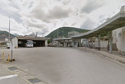 バスターミナルはそこそこの規模です