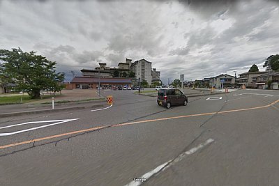 向こうに見えるのはローソンと・・・