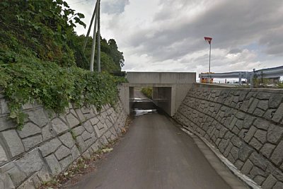 山中線跡が県道142号線と立体交差しています