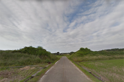 築堤が道路と交差しています