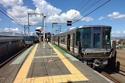 島式ホームに223系電車