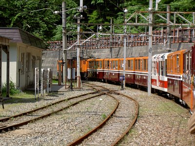 猫又駅を通過するトロッコ列車