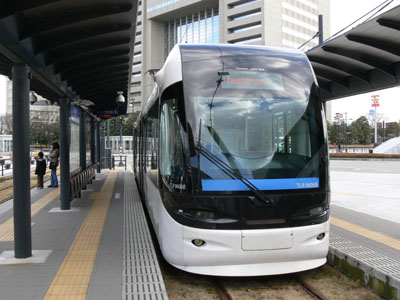 富山駅北に停車するポートラム