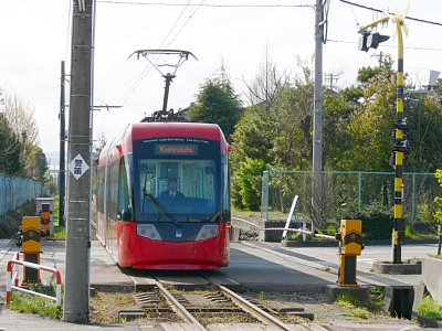 海王丸駅へ到着するアイトラム
