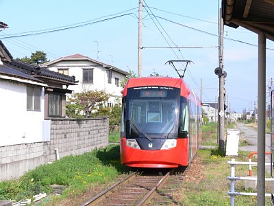 海王丸駅を発車するアイトラム