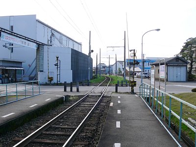 ホームから上り方面を見る