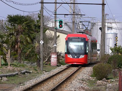 中伏木停留場に到着するアイトラム