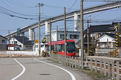 到着寸前のアイトラムと背後には新湊大橋