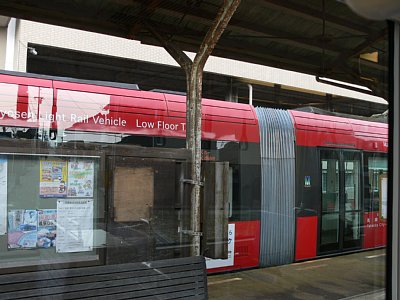 中新湊駅に停車するアイトラム