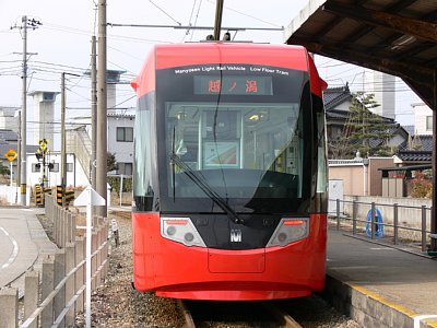 越ノ潟駅に停車するアイトラム