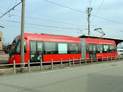 越ノ潟駅に到着するアイトラム