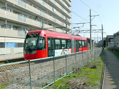 中新湊駅を発車するアイトラム