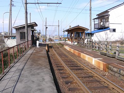 越ノ潟方面から見た庄川口駅