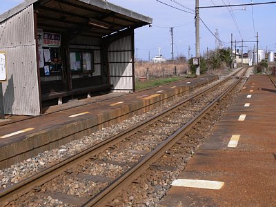 ホーム上に待合所があります