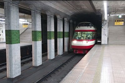 ホームは相対式2面2線です