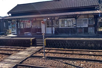 �\������