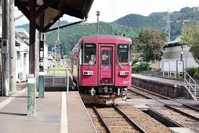 �\������