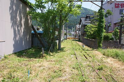 左側が能美線、右側が石川線跡です