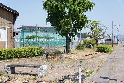 ホームから上り方面を見る