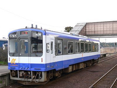 能登中島駅に停車するNT200型気動車