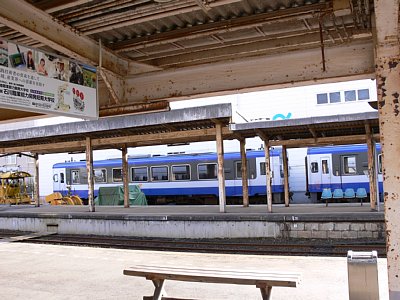 穴水駅ホームに留置されているNT200形気動車