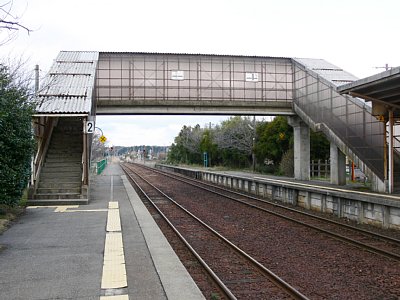相対式ホームと跨線橋