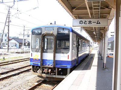 のと鉄道七尾-穴水間を走るNT200型気動車