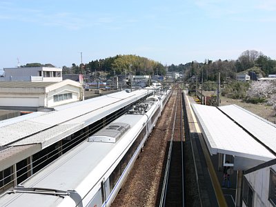 跨線橋から見た和倉温泉駅上り側