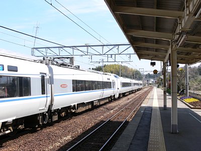 サンダーバードは6両編成です