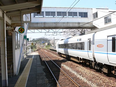 2番ホームから見たサンダーバード