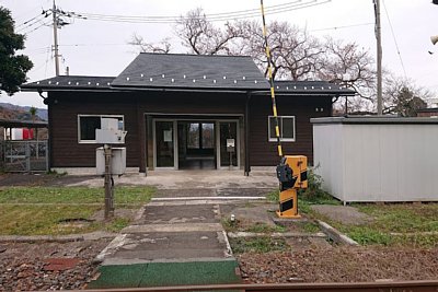 �\������