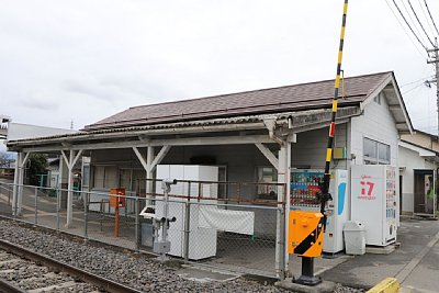 道路側からホームへ通じています