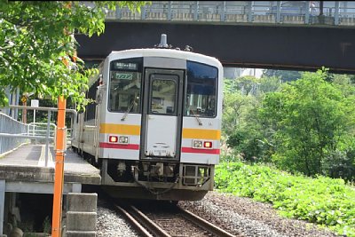 キハ120系普通列車が到着します