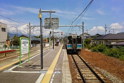 普通列車が停車しています