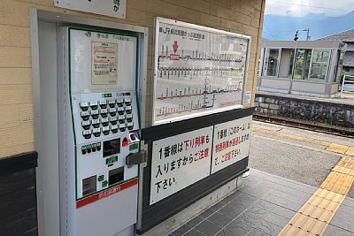 普通列車が停車しています